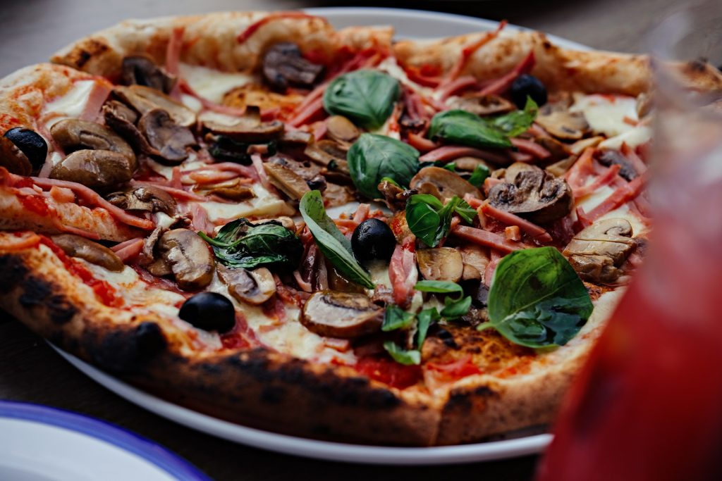 Pizza italiană proaspătă în fotografie